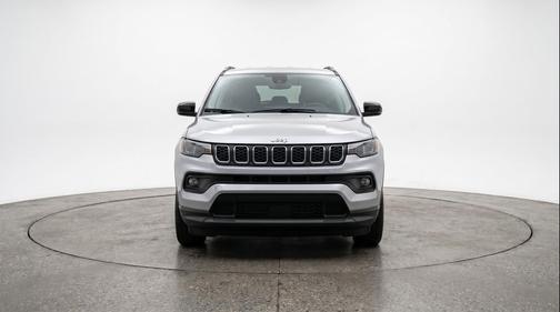 Silver Zynith Metallic Clearcoat 2025 Jeep Compass Latitude