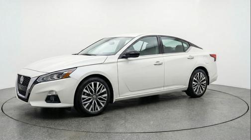 Glacier White 2025 Nissan Altima SV FWD