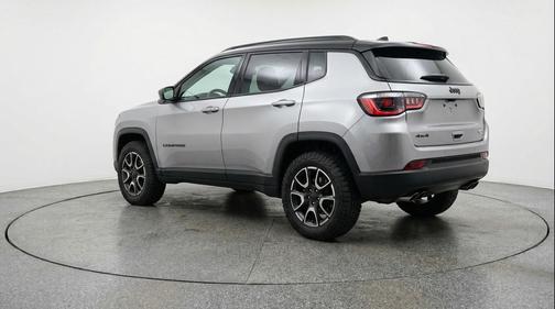 Silver Zynith Metallic Clearcoat 2025 Jeep Compass Trailhawk