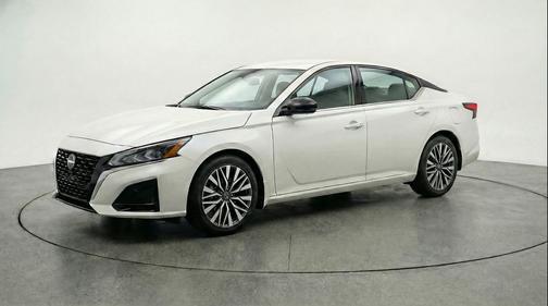 Glacier White 2025 Nissan Altima SV FWD