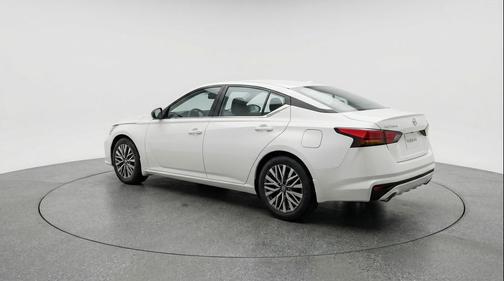 Glacier White 2025 Nissan Altima SV FWD