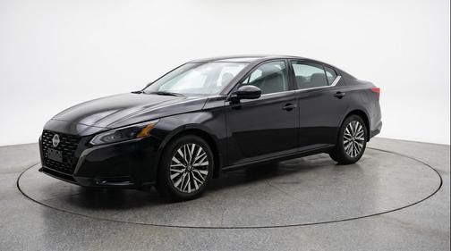 Super Black 2025 Nissan Altima SV FWD