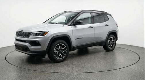 Silver Zynith Metallic Clearcoat 2025 Jeep Compass Trailhawk