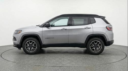 Silver Zynith Metallic Clearcoat 2025 Jeep Compass Trailhawk