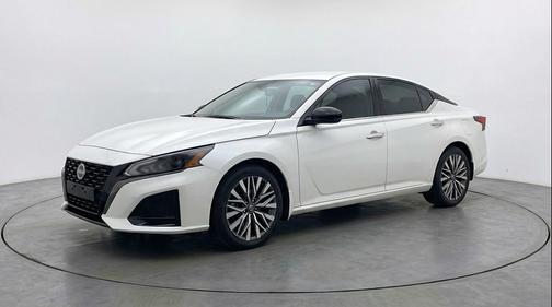 Glacier White 2025 Nissan Altima SV FWD