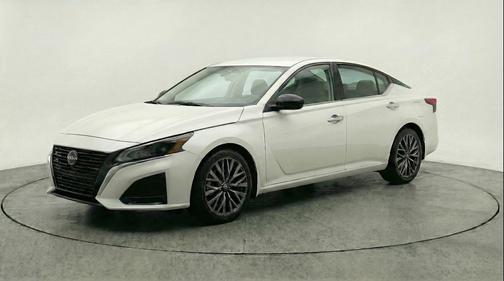 Glacier White 2025 Nissan Altima SV FWD