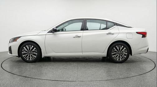 Glacier White 2025 Nissan Altima SV FWD