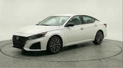 Glacier White 2025 Nissan Altima SV FWD