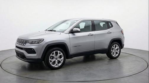 Silver Zynith Metallic Clearcoat 2025 Jeep Compass Latitude