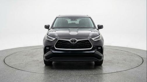 Midnight Black Metallic 2025 Toyota Highlander LE