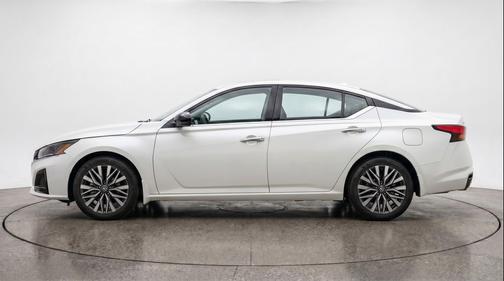 Glacier White 2025 Nissan Altima SV FWD