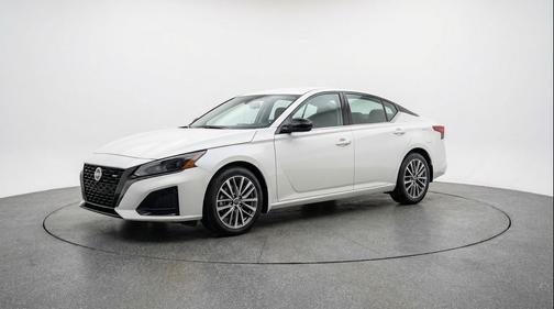 Glacier White 2025 Nissan Altima SV FWD