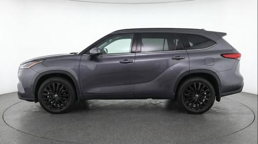 Magnetic Gray Metallic 2025 Toyota Highlander LE