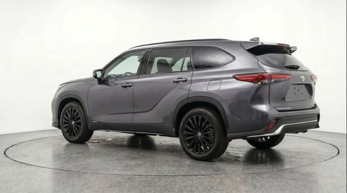 Magnetic Gray Metallic 2025 Toyota Highlander LE