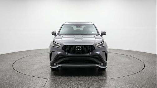 Magnetic Gray Metallic 2025 Toyota Highlander LE