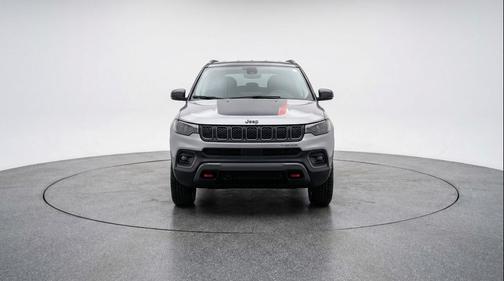 Silver Zynith Metallic Clearcoat 2025 Jeep Compass Trailhawk