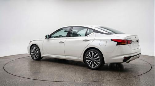 Glacier White 2025 Nissan Altima SV FWD