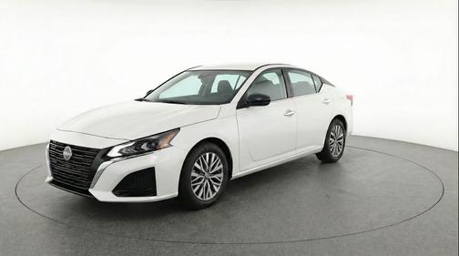 Glacier White 2025 Nissan Altima SV FWD