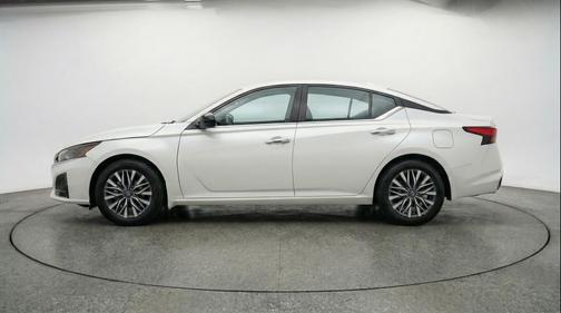 Glacier White 2025 Nissan Altima SV FWD