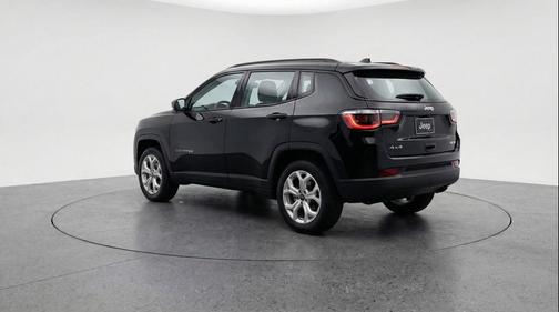 Diamond Black Crystal Pearlcoat 2025 Jeep Compass Latitude