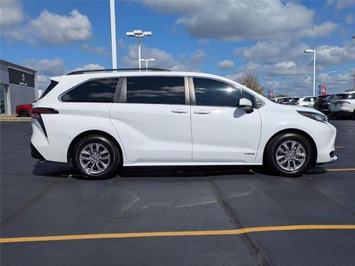 2021 Toyota Sienna LE