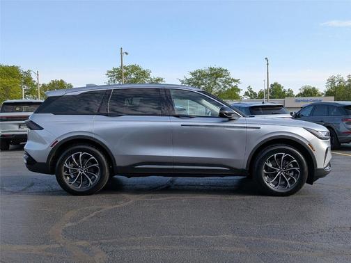 Silver Radiance Metallic 2026 Lincoln Nautilus Premiere