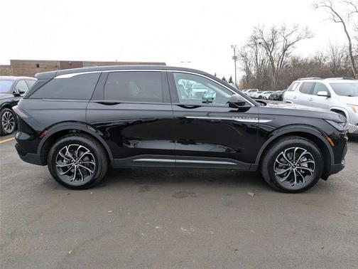 Infinite Black Metallic 2026 Lincoln Nautilus Premiere