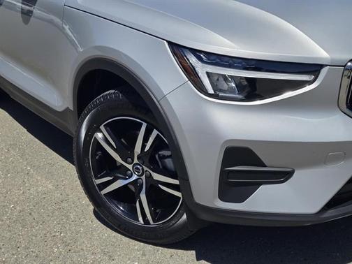 2025 Volvo XC40 Core Bright Theme