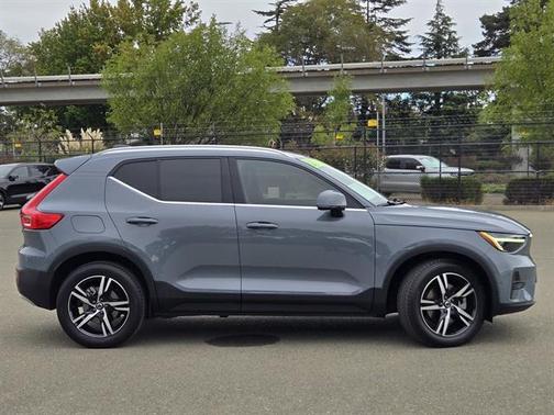 2023 Volvo XC40 Plus Bright Theme