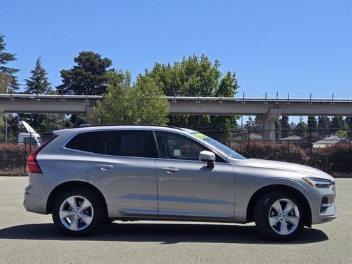 2022 Volvo XC60 Momentum