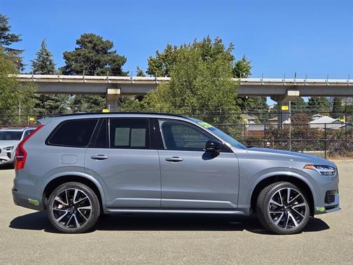 2023 Volvo XC90 Recharge Plug-In Hybrid Ultimate Dark Theme