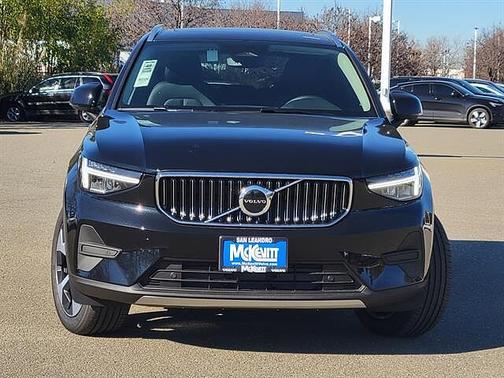 2025 Volvo XC40 Core