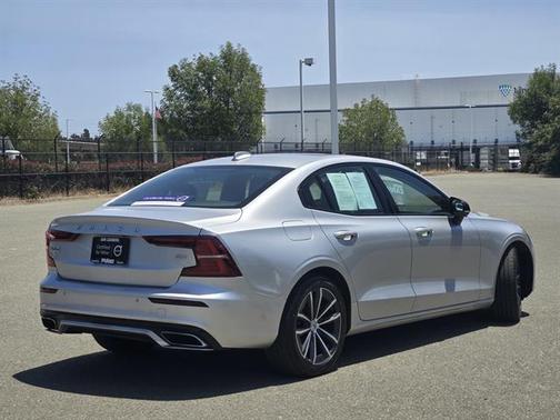 2022 Volvo S60 Momentum