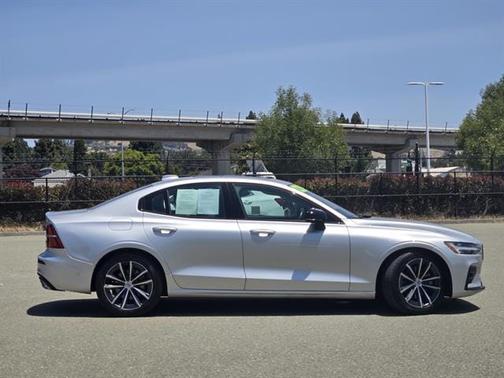 2022 Volvo S60 Momentum
