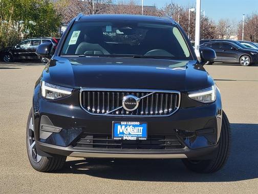 2025 Volvo XC40 Core Bright Theme