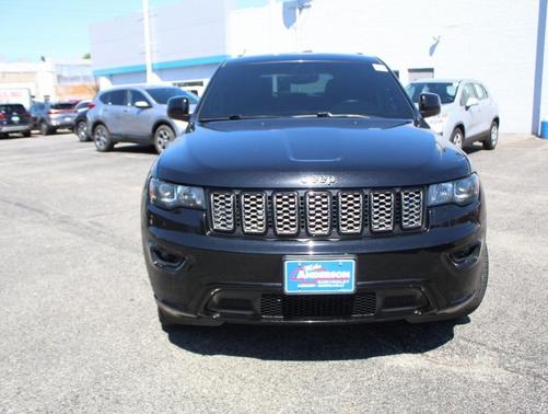 Photo 2 of 25 of 2018 Jeep Grand Cherokee Altitude