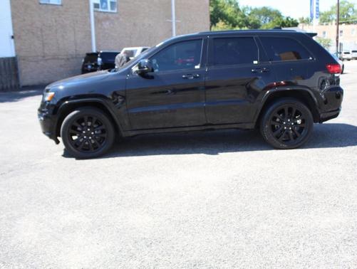 Photo 3 of 25 of 2018 Jeep Grand Cherokee Altitude