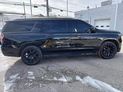 2023 Chevrolet Suburban RST