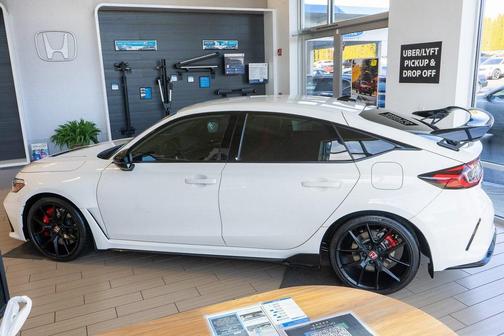 2024 Honda Civic Type R Base (M6)