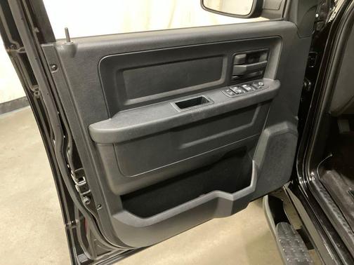 Brilliant Black Crystal Pearlcoat 2017 RAM 1500 Express