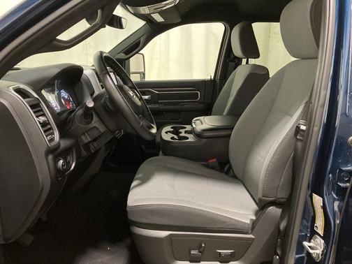 Patriot Blue Pearlcoat 2024 RAM 2500 Big Horn Crew Cab 4x4 6'4' Box