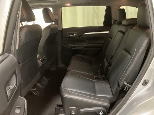 Silver Sky Metallic 2016 Toyota Highlander XLE