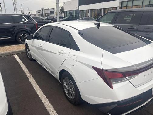 2024 Hyundai ELANTRA SE