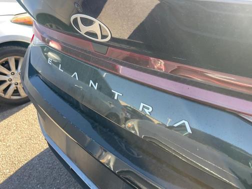 2024 Hyundai ELANTRA SE