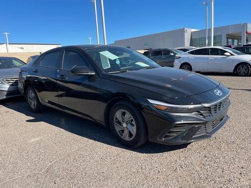 2024 Hyundai ELANTRA SE