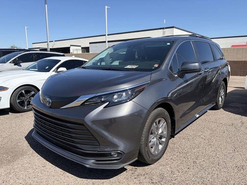 Magnetic Gray Metallic 2025 Toyota Sienna XLE