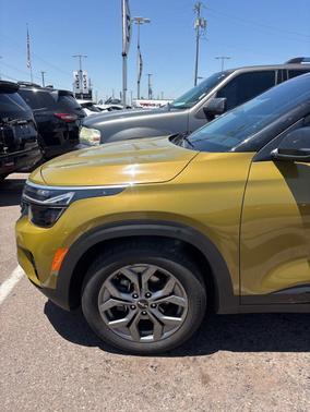 Valais Green/Black Roof 2024 Kia Seltos S