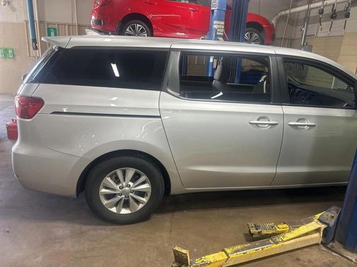2016 Kia Sedona L
