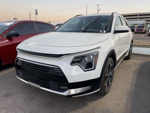 Snow White Pearl 2025 Kia Niro Touring