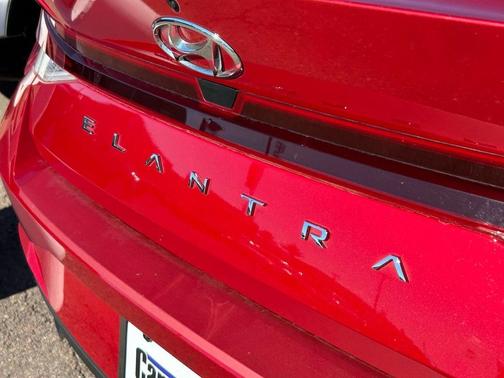 2023 Hyundai ELANTRA SE
